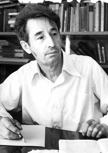 Шляпа, пиджак и галстук. Как одевался татарский классик Нурихан Фаттах